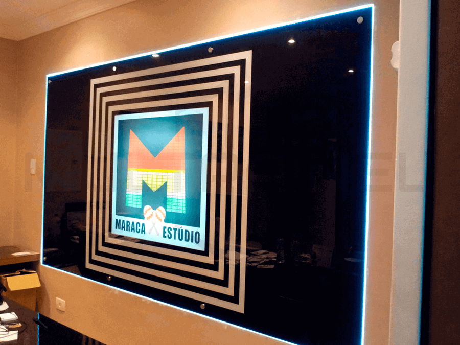 Painel com logotipo